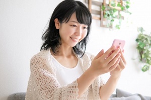 電話占いする女性